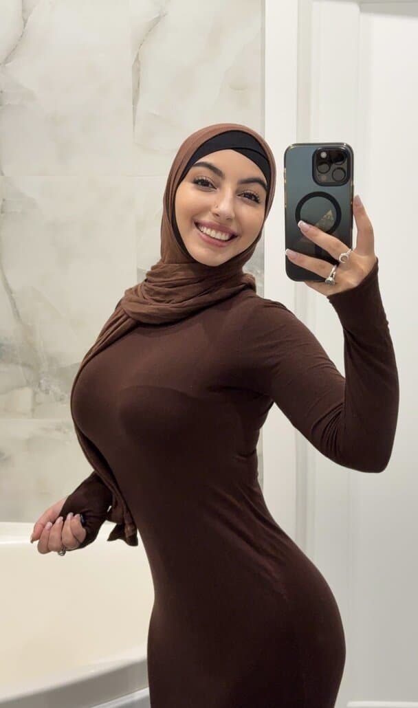 Noémy la plus grosse chienne arabe ?? ( Gros Seins - Gros Cul )