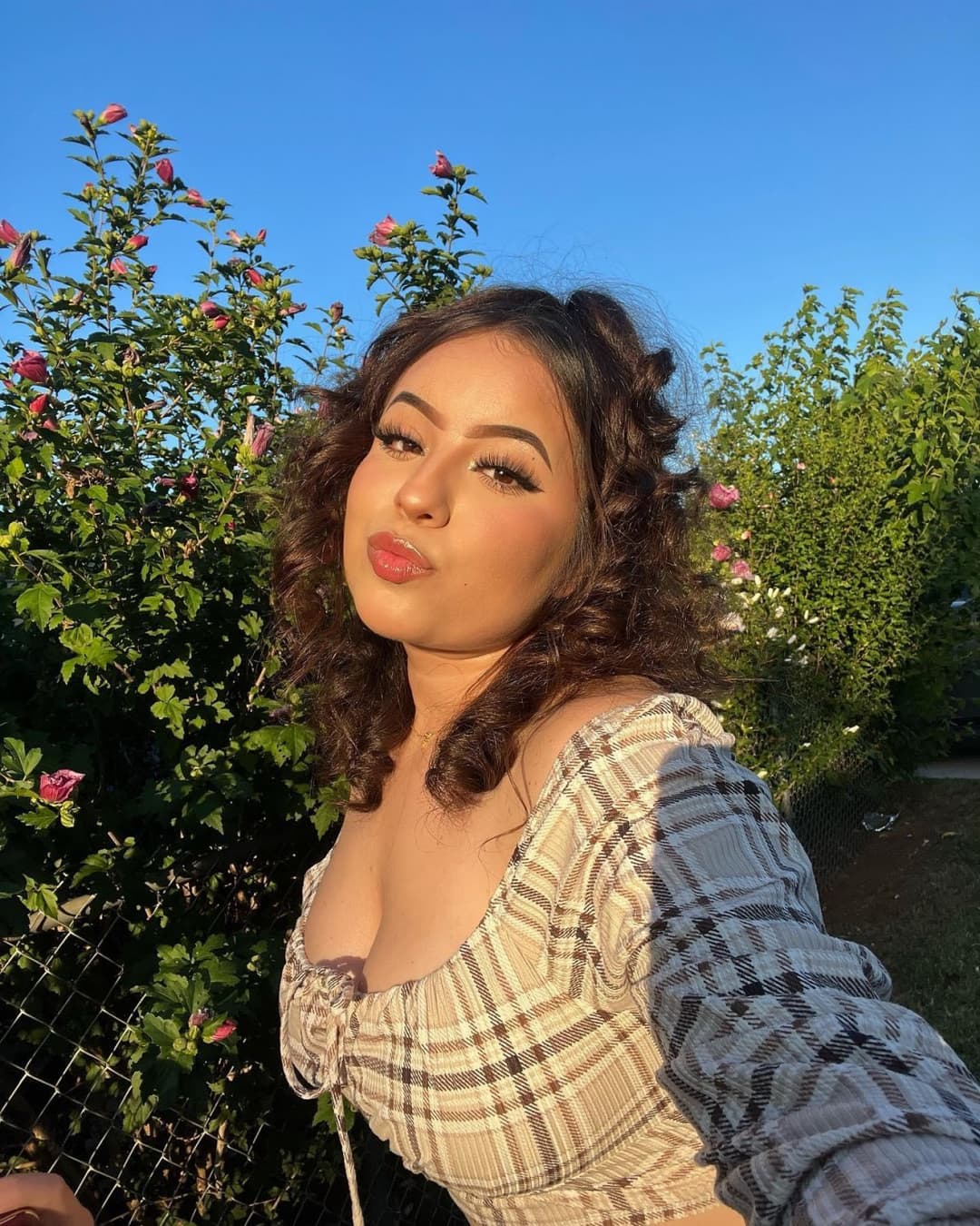 Sexy big titty Latina teen??????????????????????