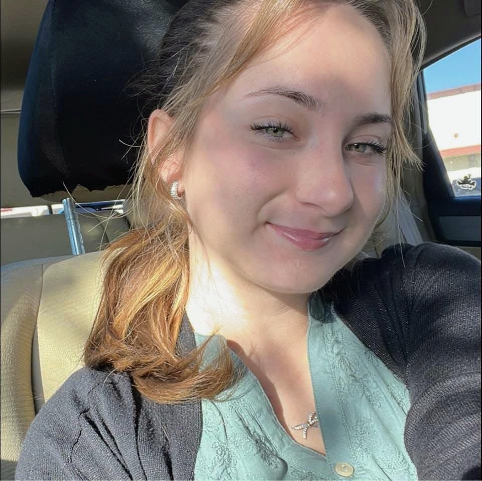 Cute round face IRL Elizabeth. Cmon baby, show us more of those sexy tits.