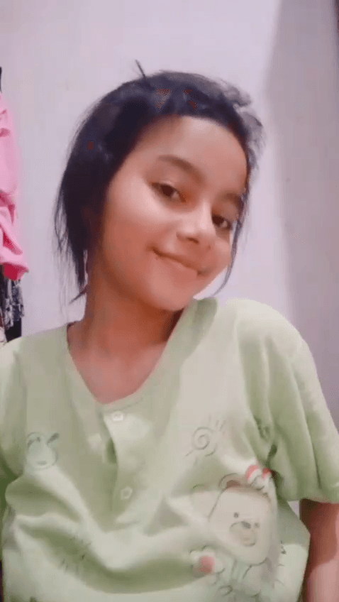 Novinha com rostinho de coelho de desenho dos peitãos - COMPLETO ? mixadulto.com