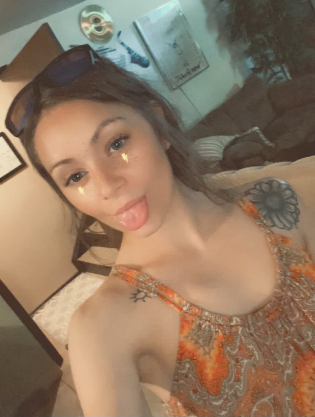 Pounding her pussy with her fuzzy socks on Pullin her hair with her sexy moans