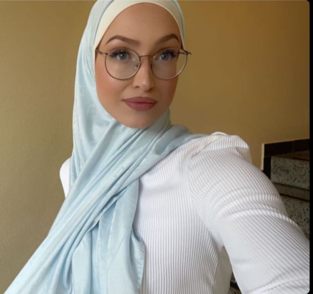 Bosnian hijabi slut showing her pussy - Bosnia hijab licks fingers