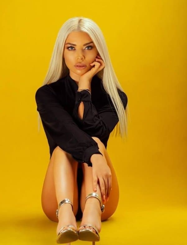 Click to view full size Sexy glamour feet pedicure milf