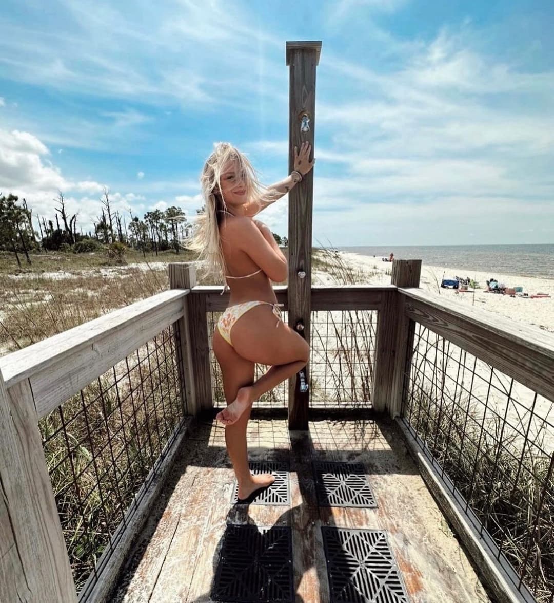 Izzy S (DM ME YOUR SLUT)