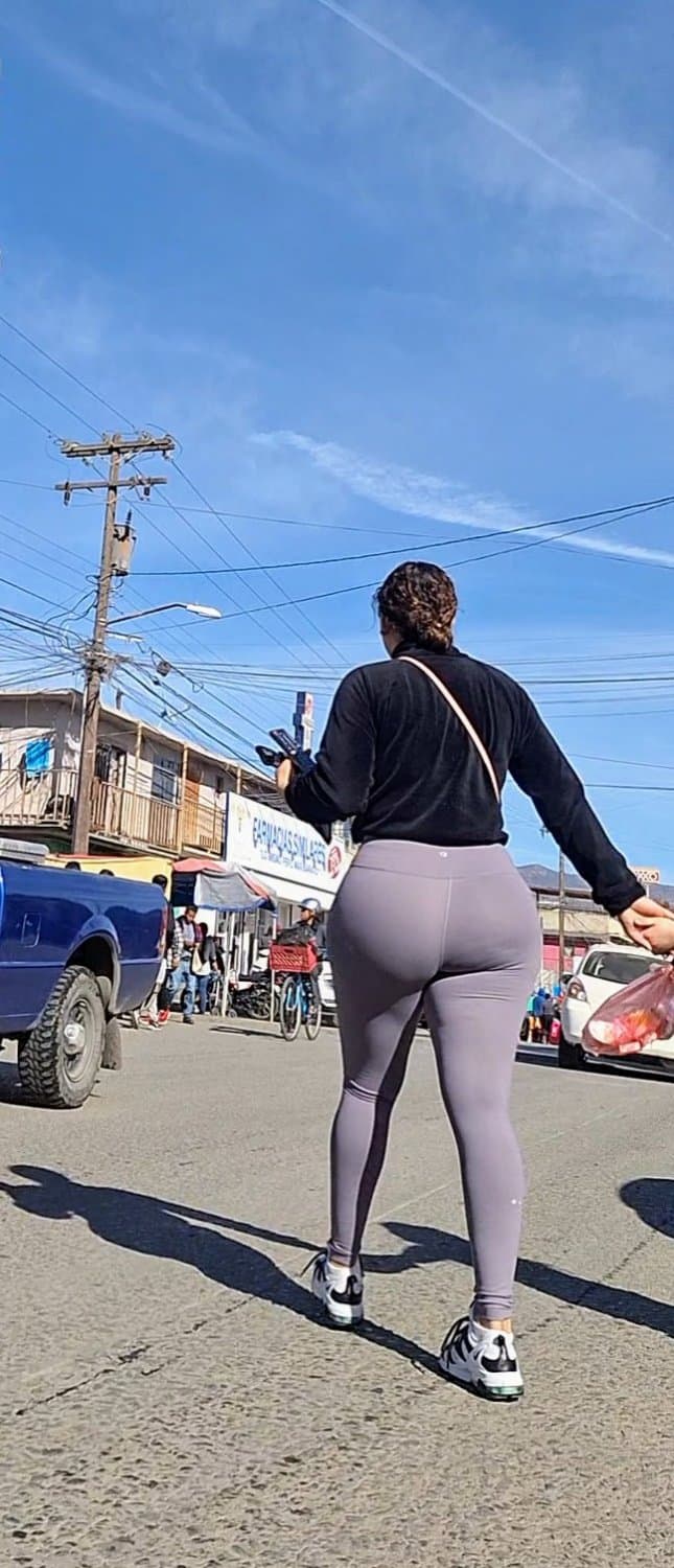 Morena en leggings tremendo culazo