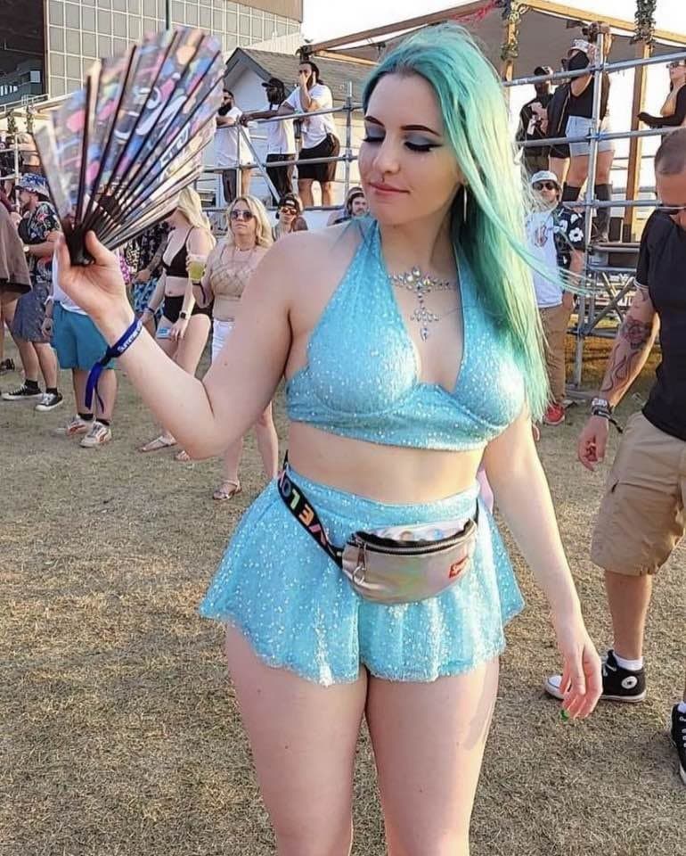 Exhibitionist alt slut Divinity loves showing off her goods