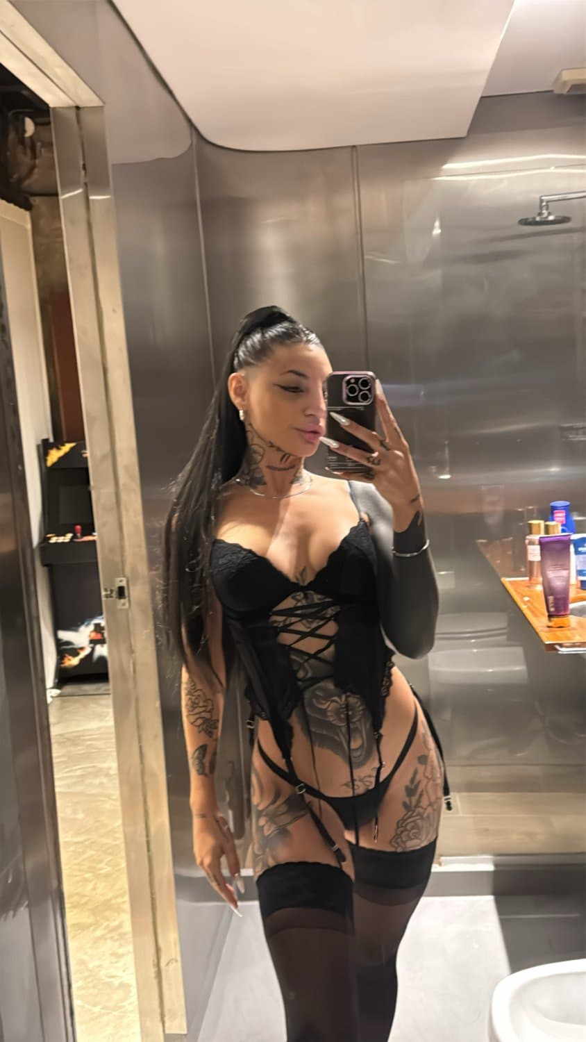 I love taking spicy selfies in the elevator for you