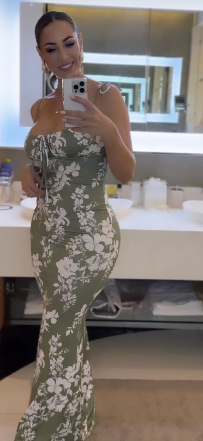 Click to view full size TikTok milf Robyn fields