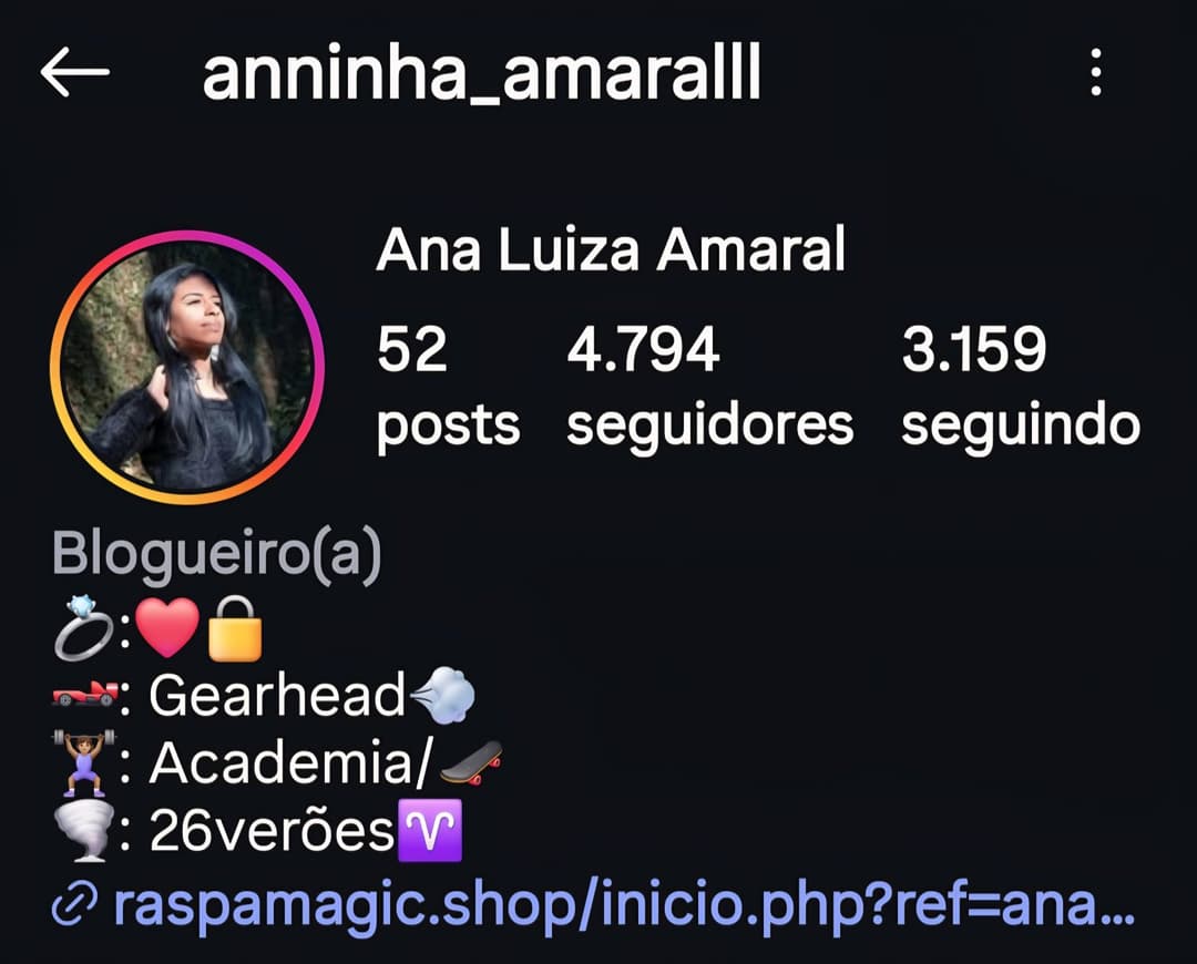 Cadelinha casada, mostrando os seios e falando dos seus piercings