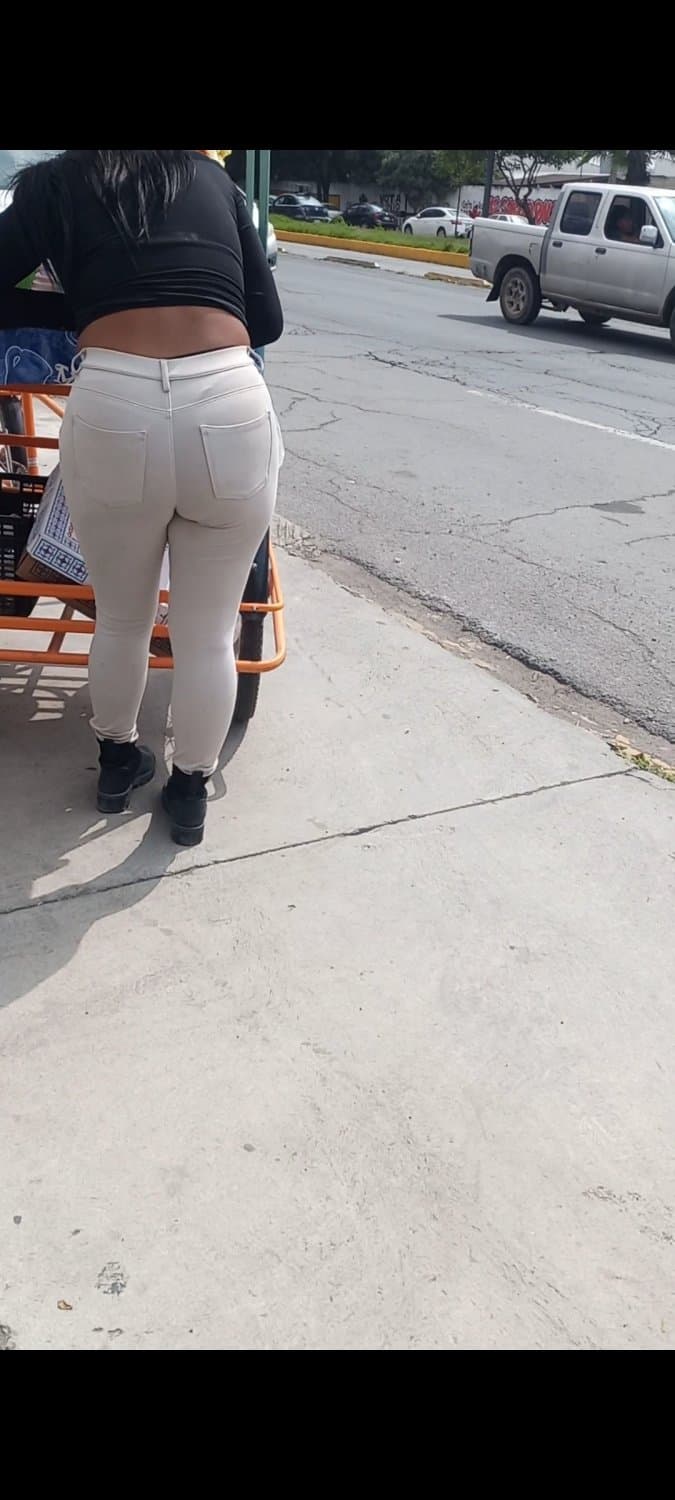 Jovencita culona en la calle