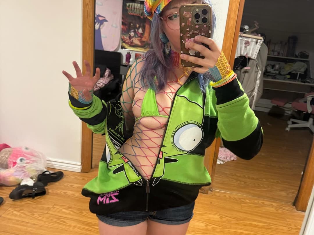 Nymphomaniac can’t stop deepthroating her fav toy.