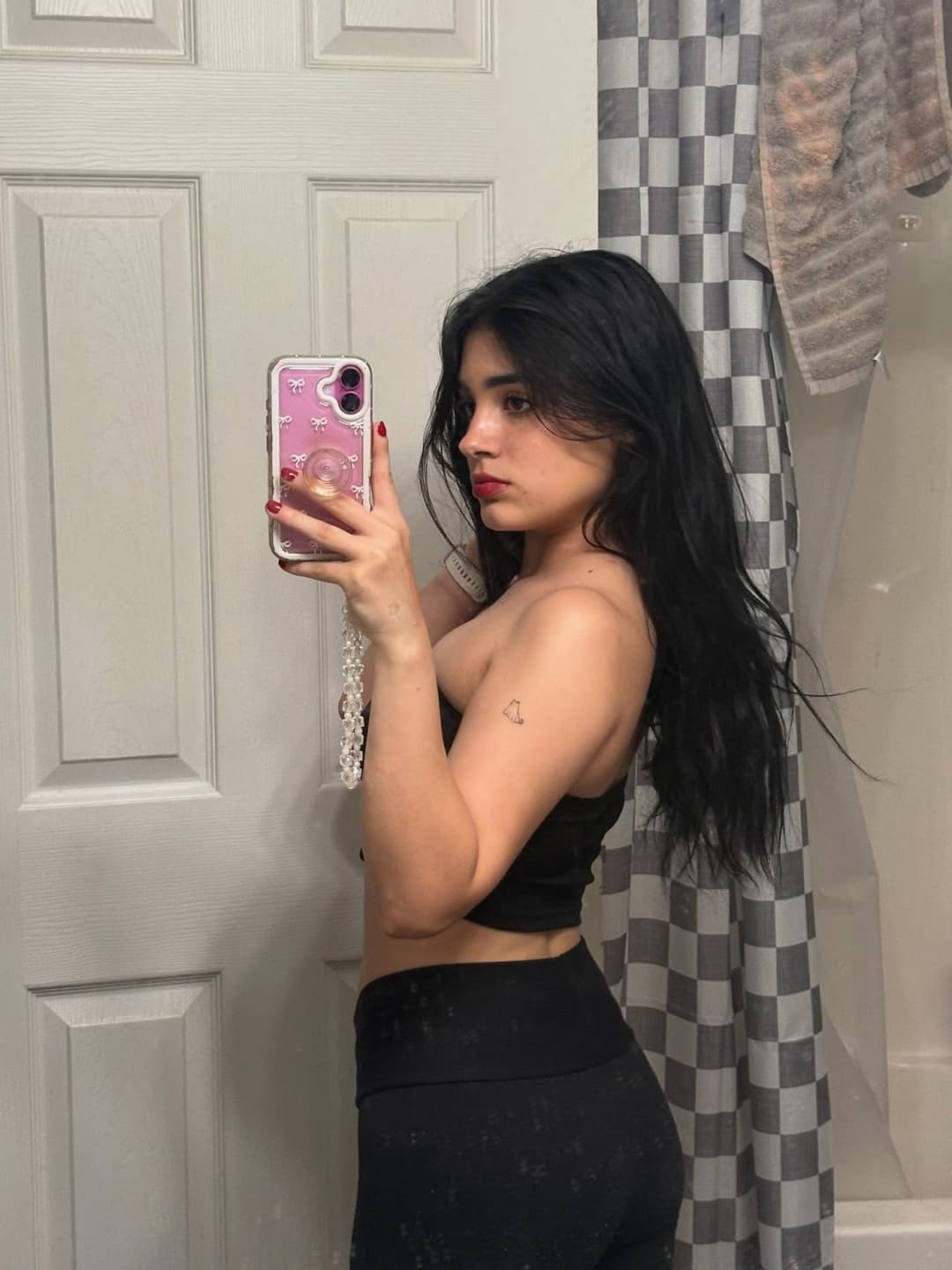 White emo slut is a dirty slut and spreads her pussy