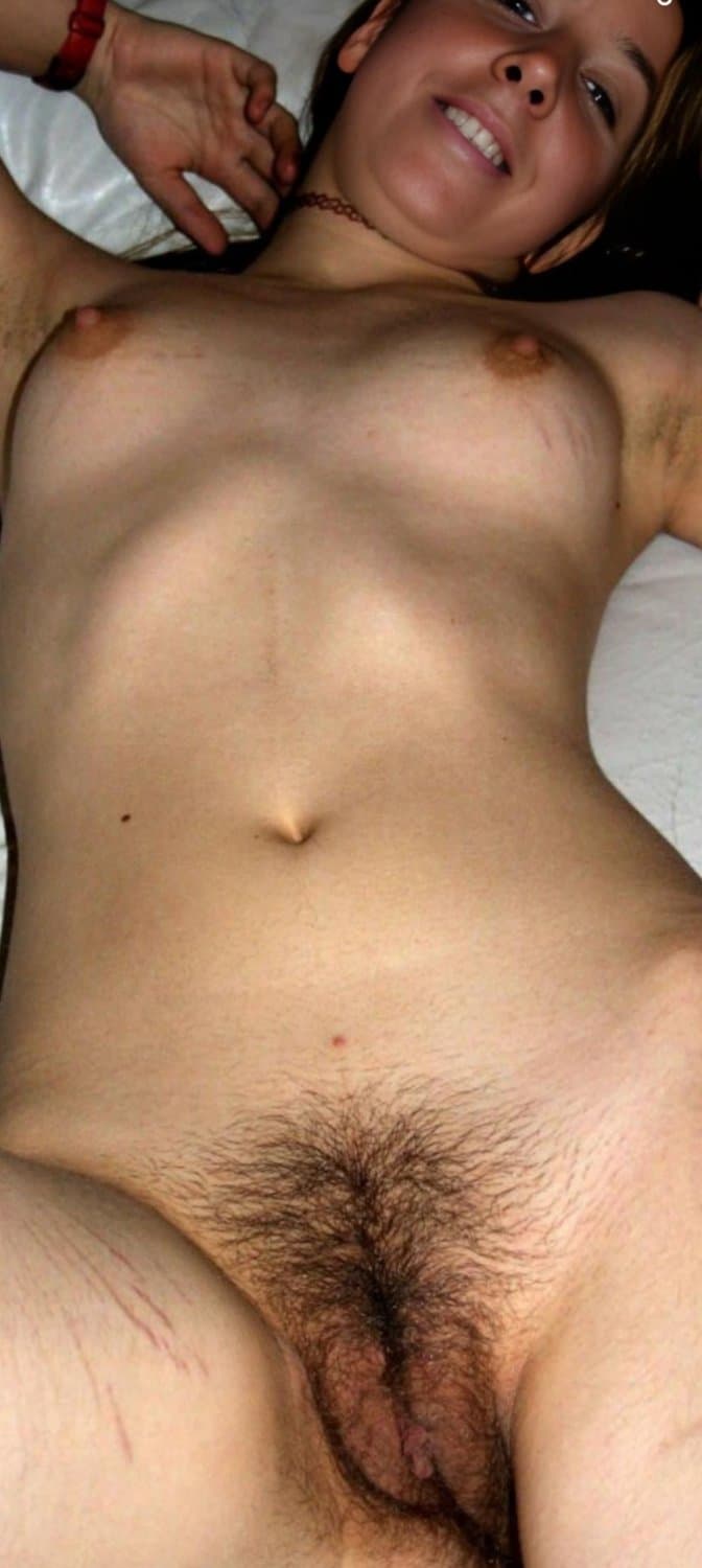 Alicia la mujer de un amigo.Encontre fotos de ella al arreglar el móvil de mi amigo