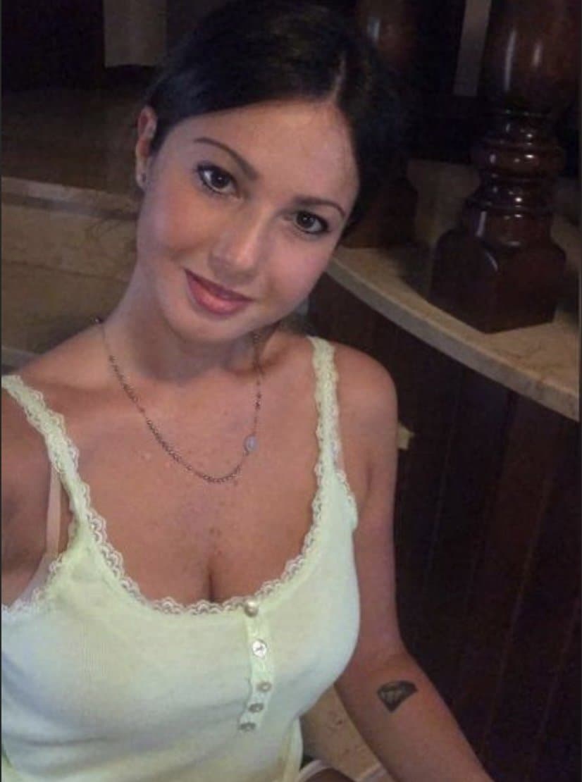 Click to view full size Katia from italy. Super hot slut with perfect body and pretty face. Kik