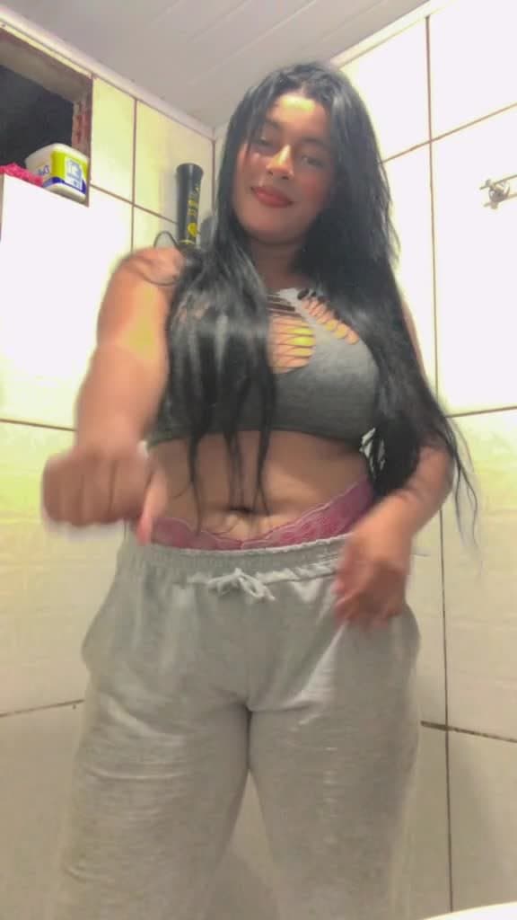 Busty Brazilian beauty dancing in the shower | @babygirl.lais