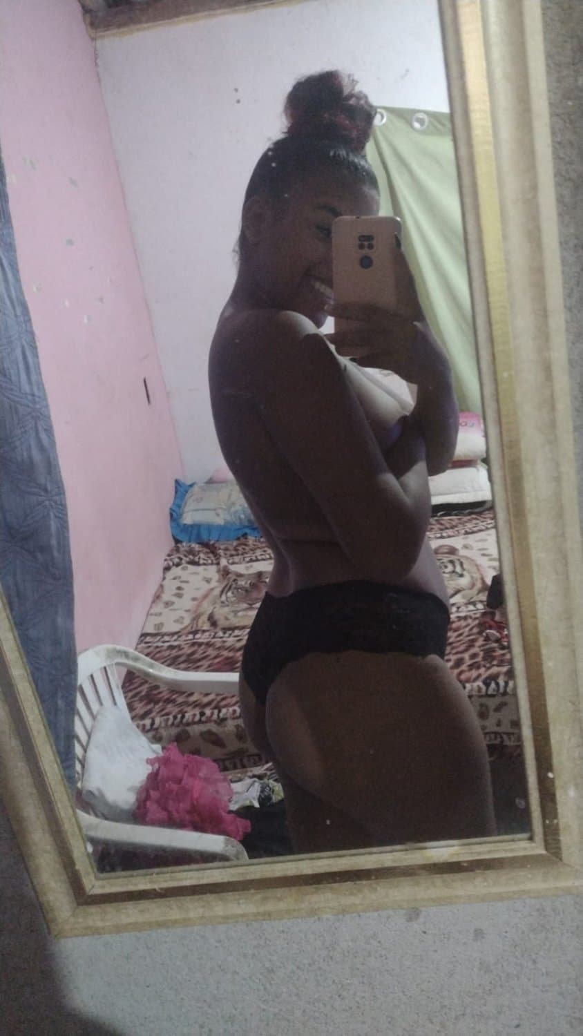 Morena gostosa do maranhao si exibiu e pagou boquete ouvindo Felipe ret e fumando maconha