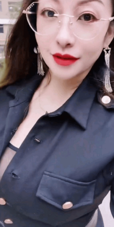 Once again pretending to be a teacher, I successfully got an Asian  milf mom to show her big boobs