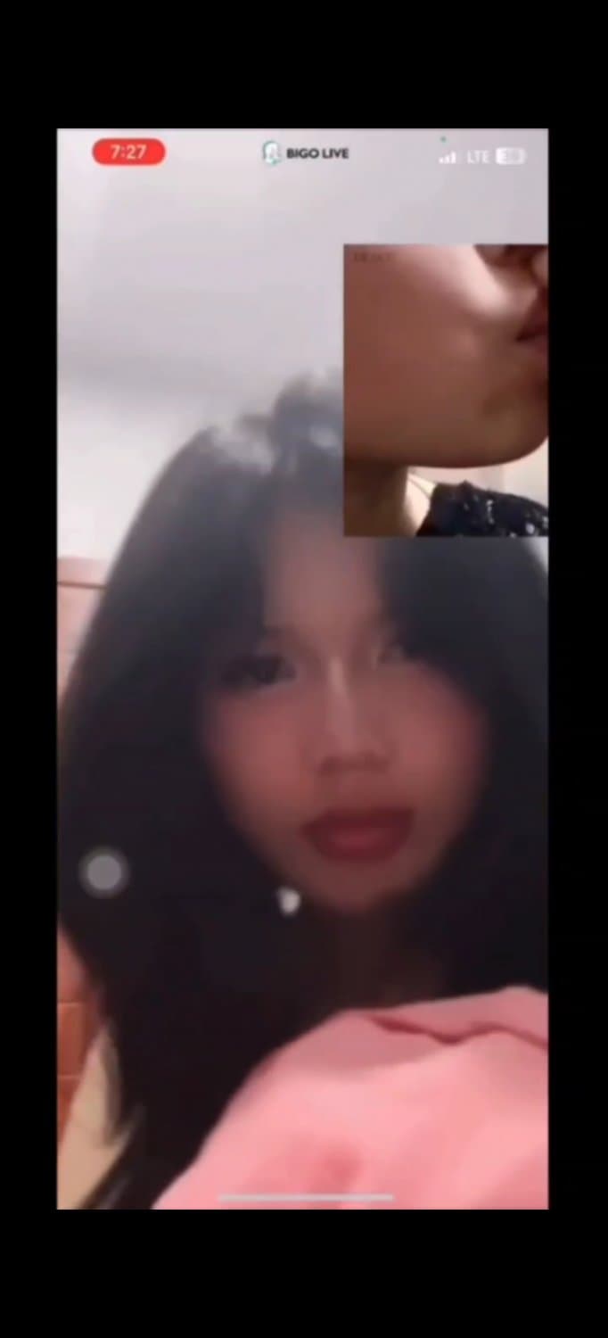 ?? Bek tleay srey khmer 2 neak rok kduy knea tam video call oy bros mer. Mean neak skol te?