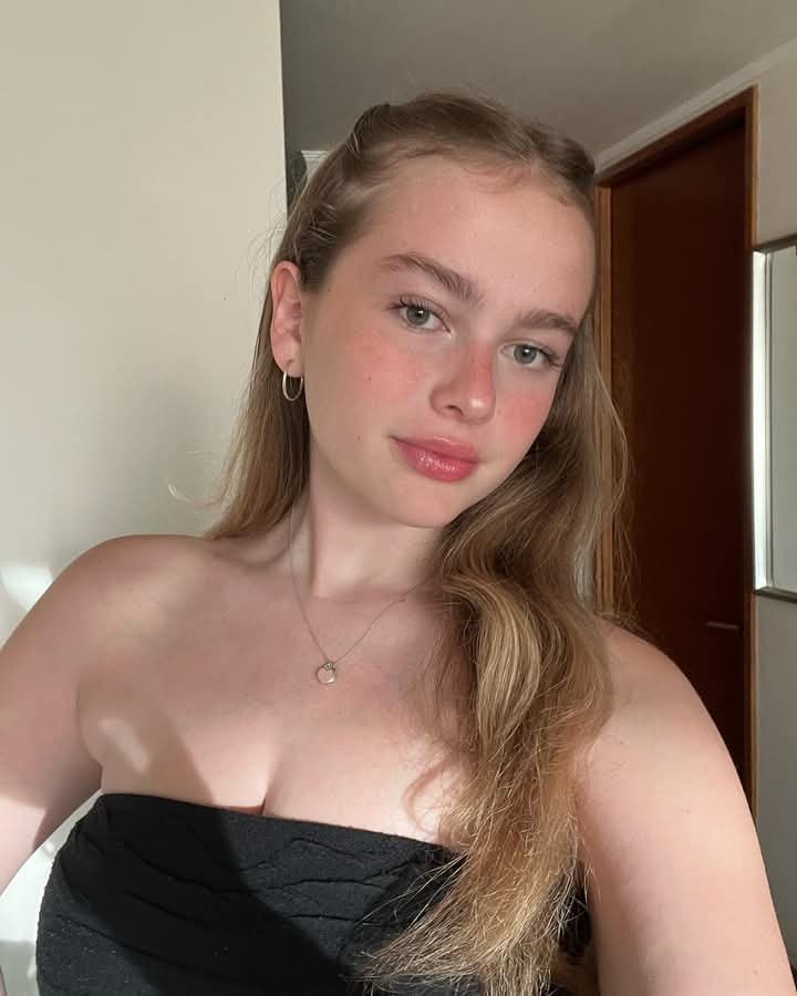 La puta tetona de Giulia, esta recien desbloqueada con 18?lista para recibir una cogida brutal