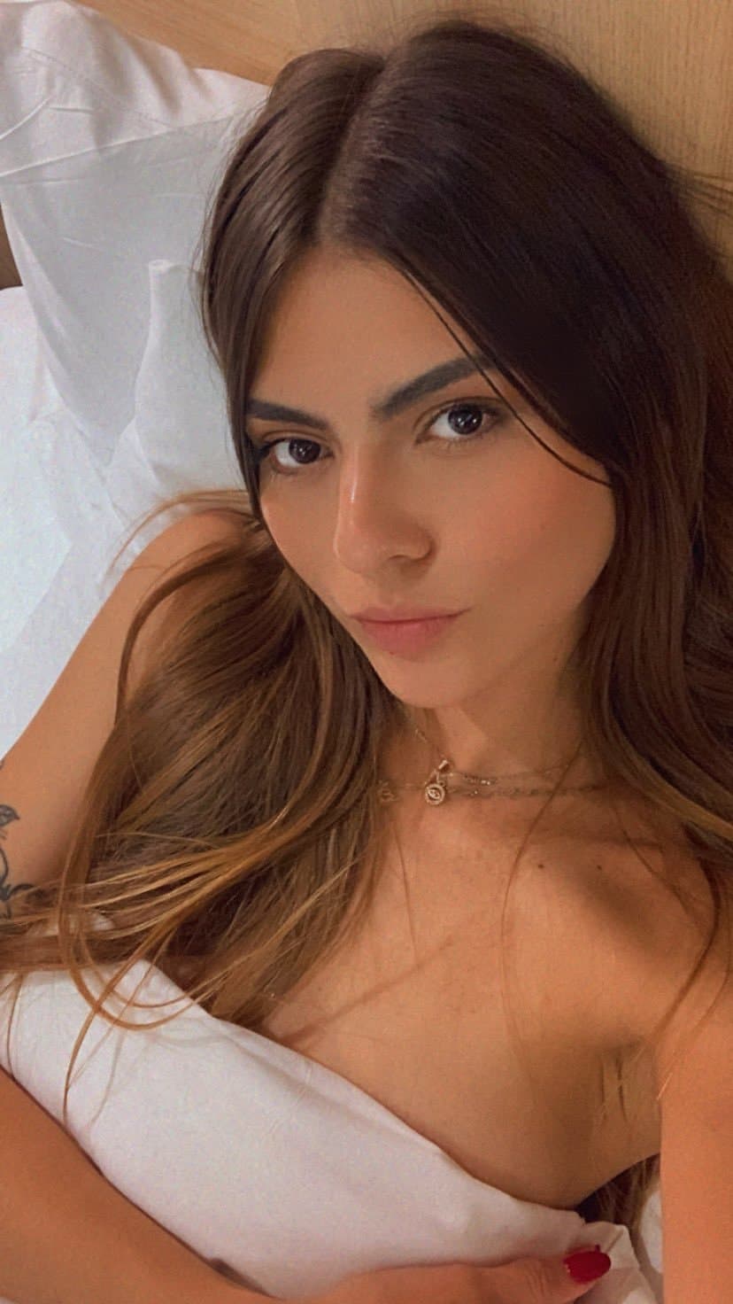 Supermodel goddess drinks sperm from 100 men