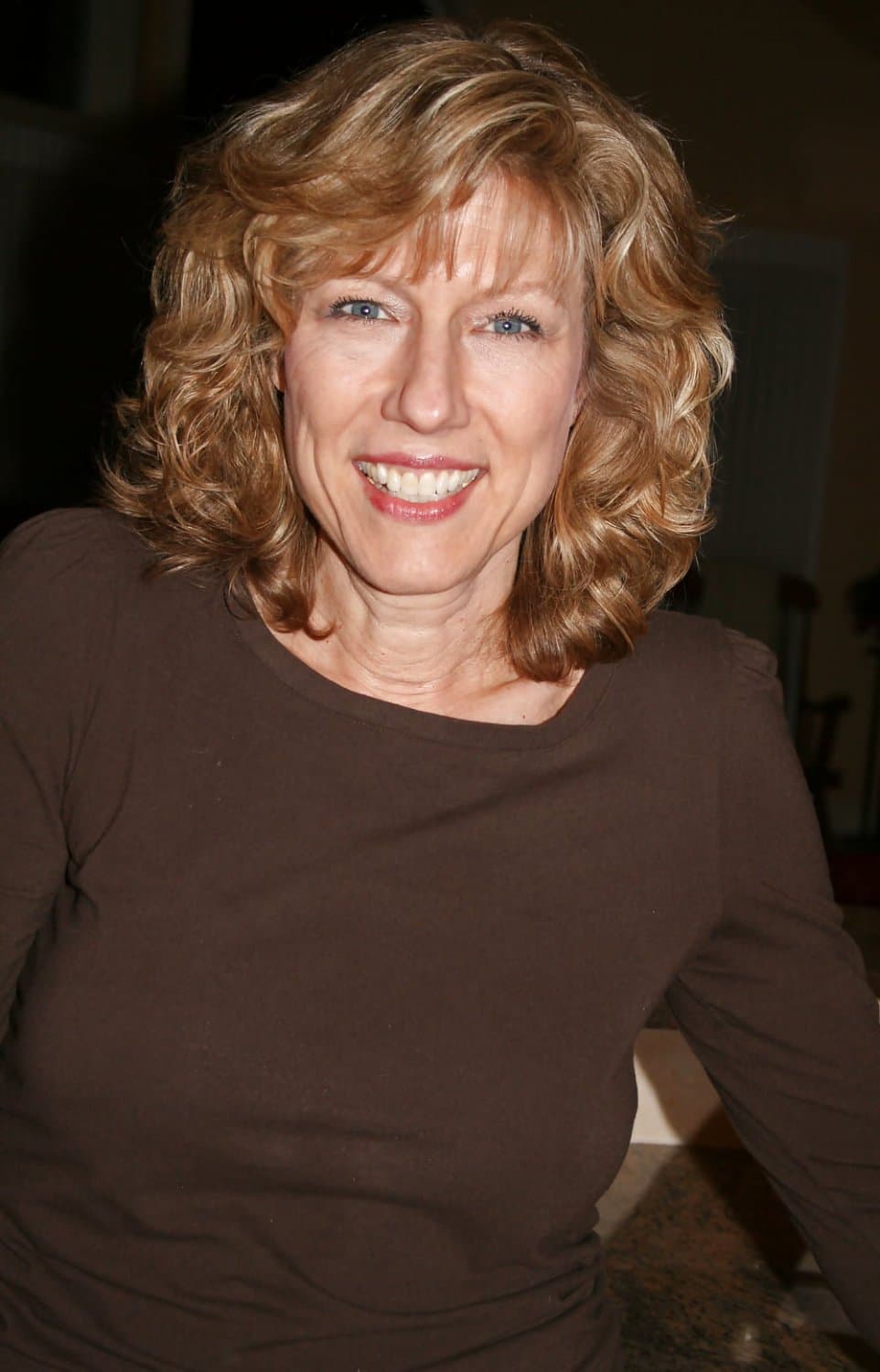 Gorgeous GILF Mary shows off her banging body