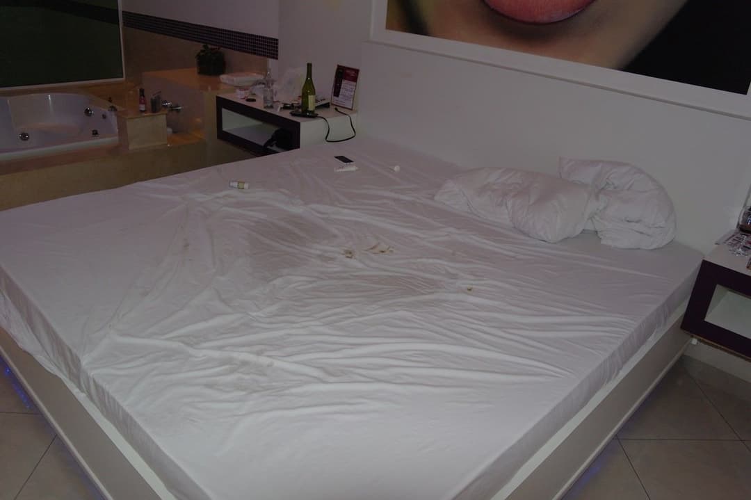 Tirando bosta do cu da mamãe loirinha