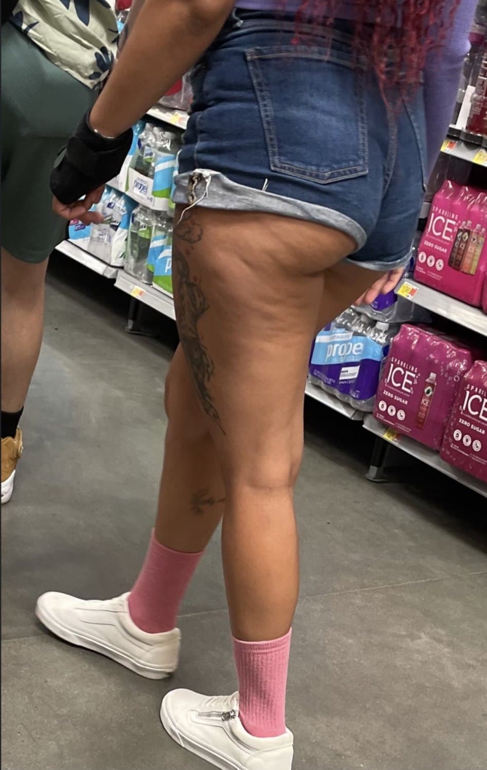 Big Tit Braless Black Chick In Walmart