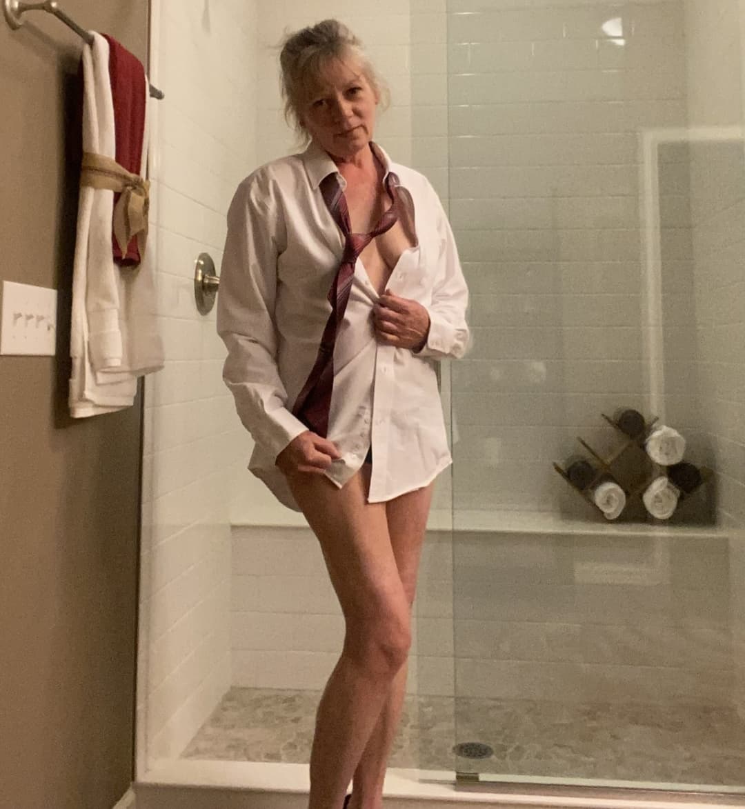 Slutwife Deanna posing