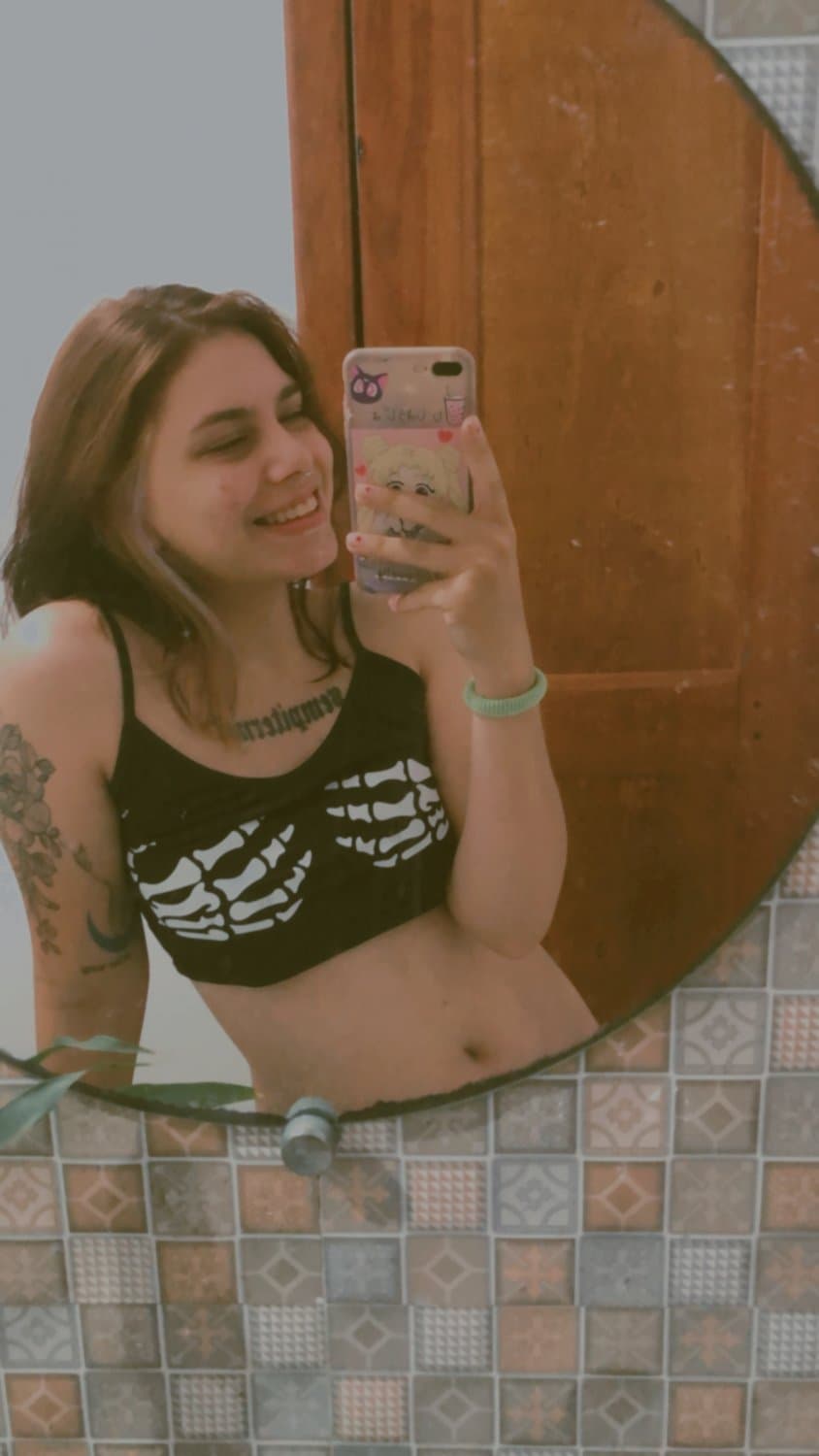 Goth whore leaked with her mouth full of cum ? ? ?