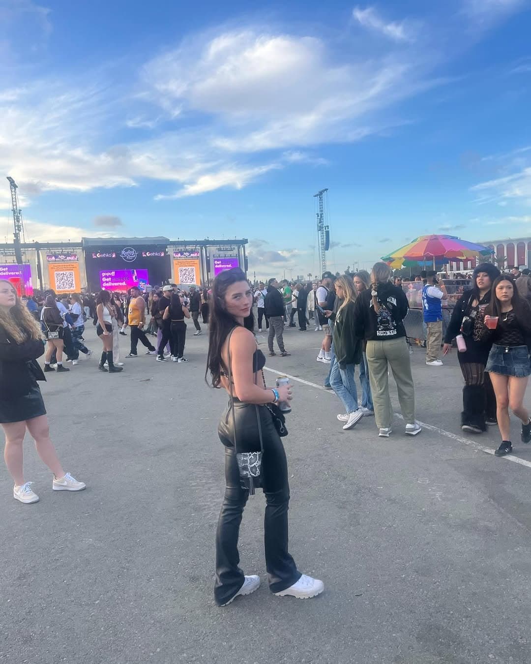 Fitness slut flaunts incredible body