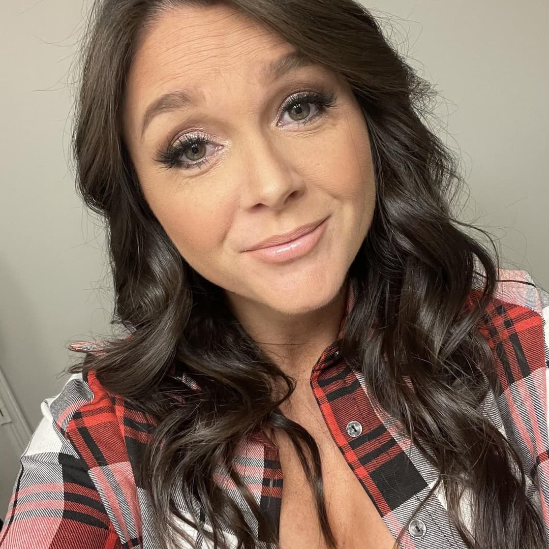 Former bartender’s rock hard fakies must’ve helped with a lot of bills back when she flashed for GGW