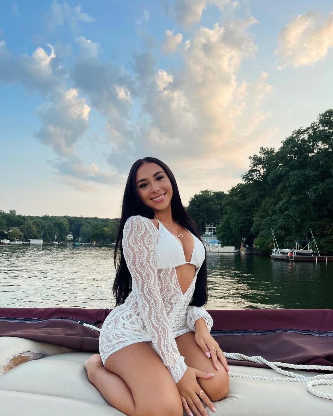 5ft Petite Laitna Francesca. Size 6 feet