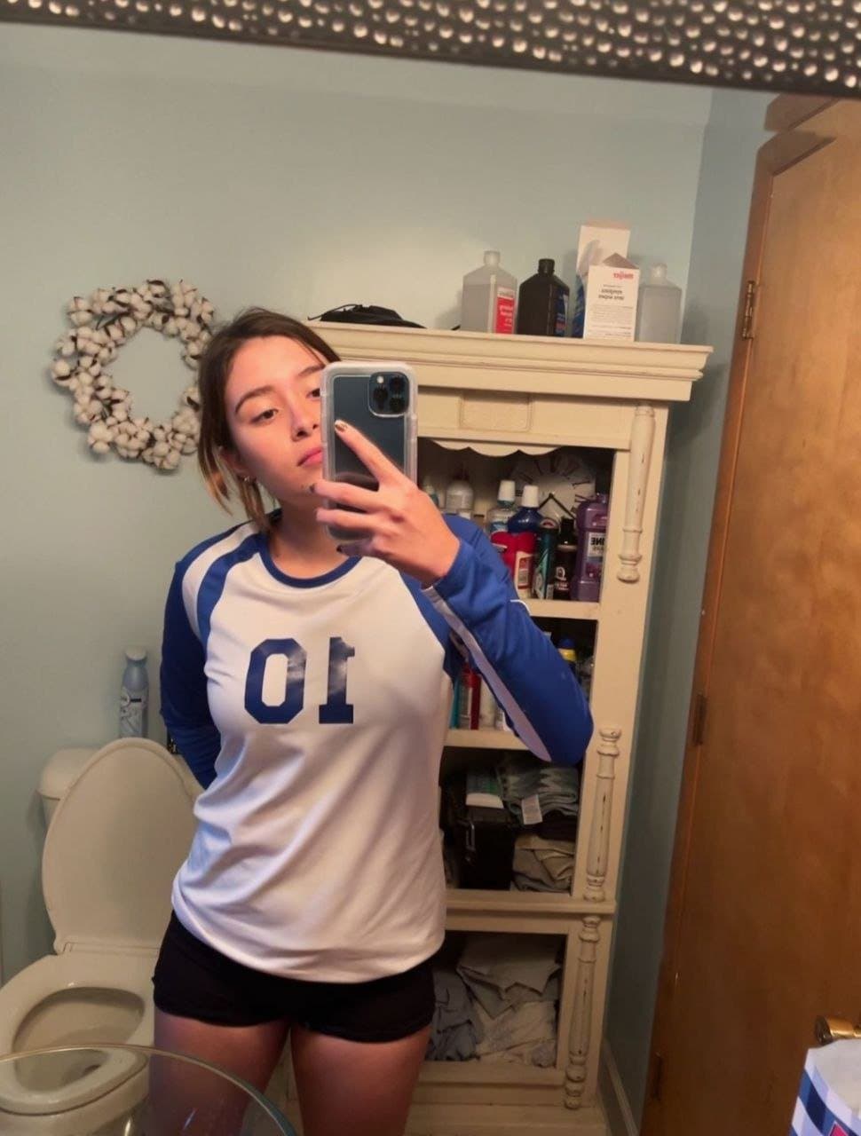 Puta exhibida por cornudo, está rica está zorrita