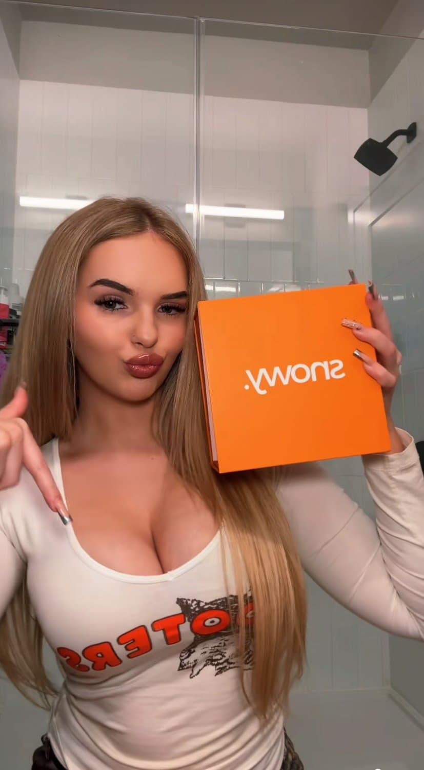 Busty blonde Hooters girl