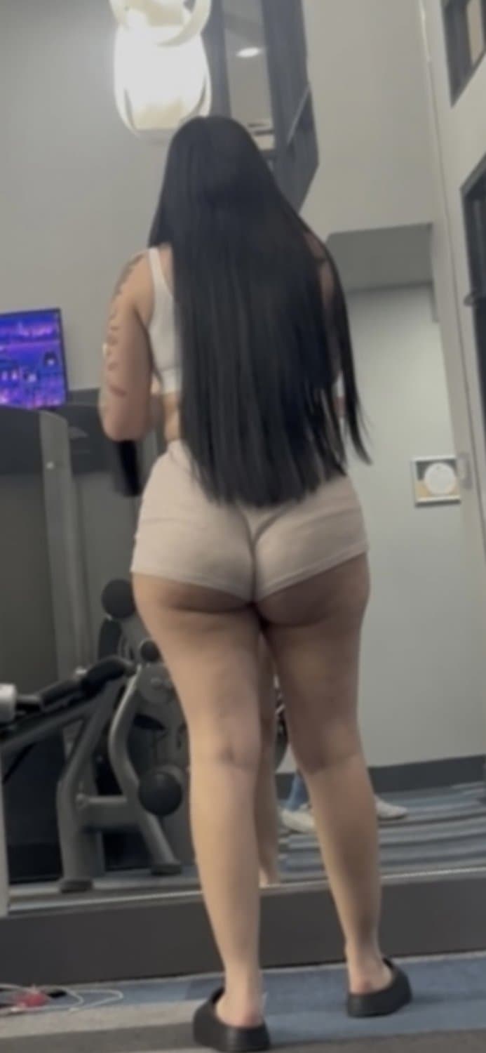 GYM LATINA in SHORT SHORTS SHOWING CHEEK
