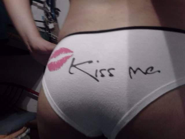 Janeri mostrándose en calzones y lencería