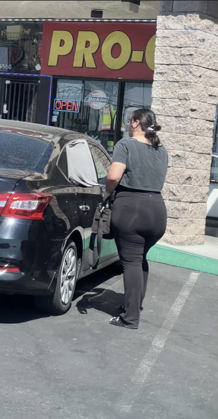 A bunch big booty hoes in public