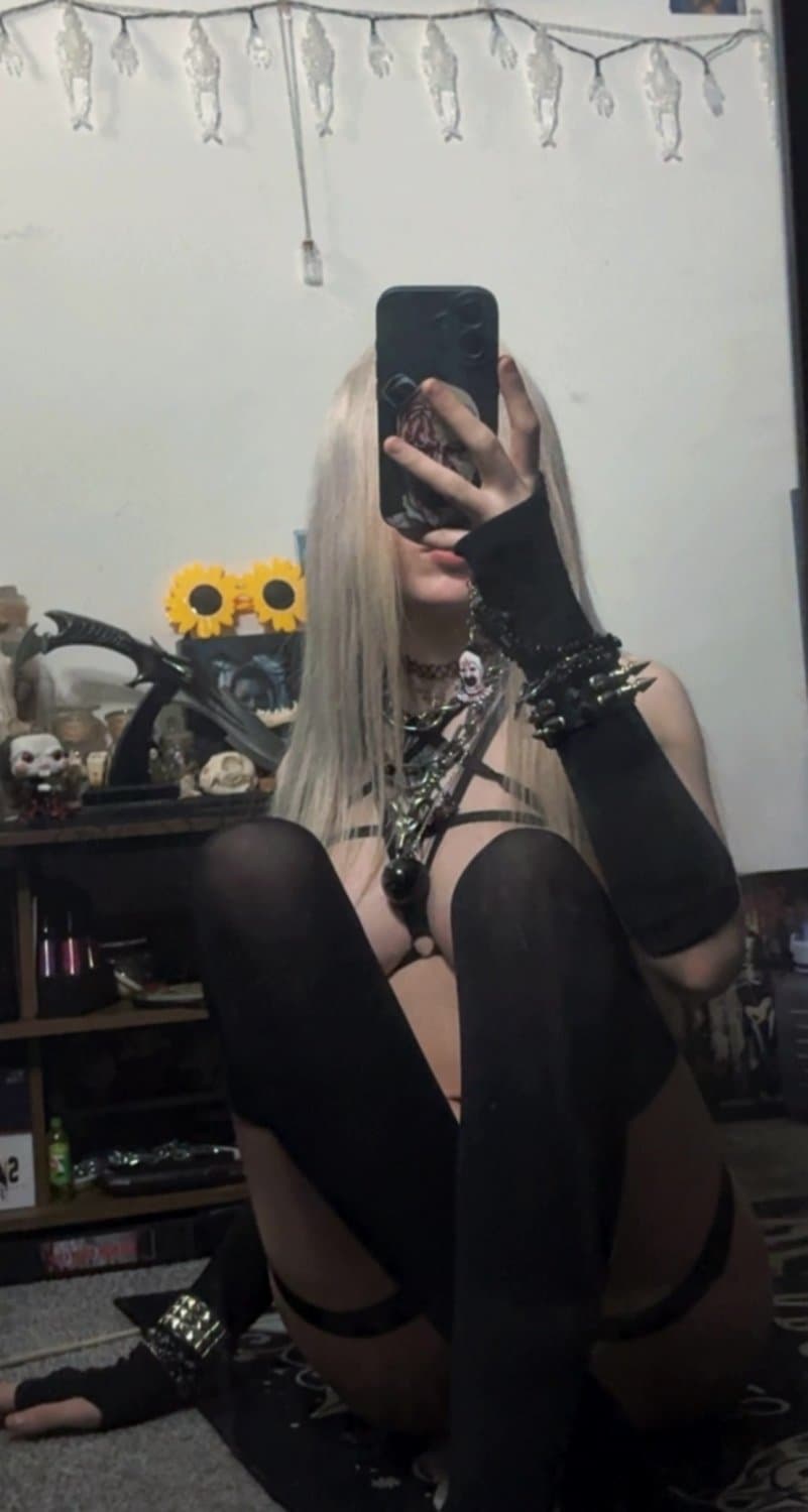 Kiss me like a sinner, worship me like a goddess