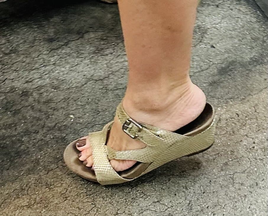 Random HotMoms & Milfs who are Fuckable & there Feet