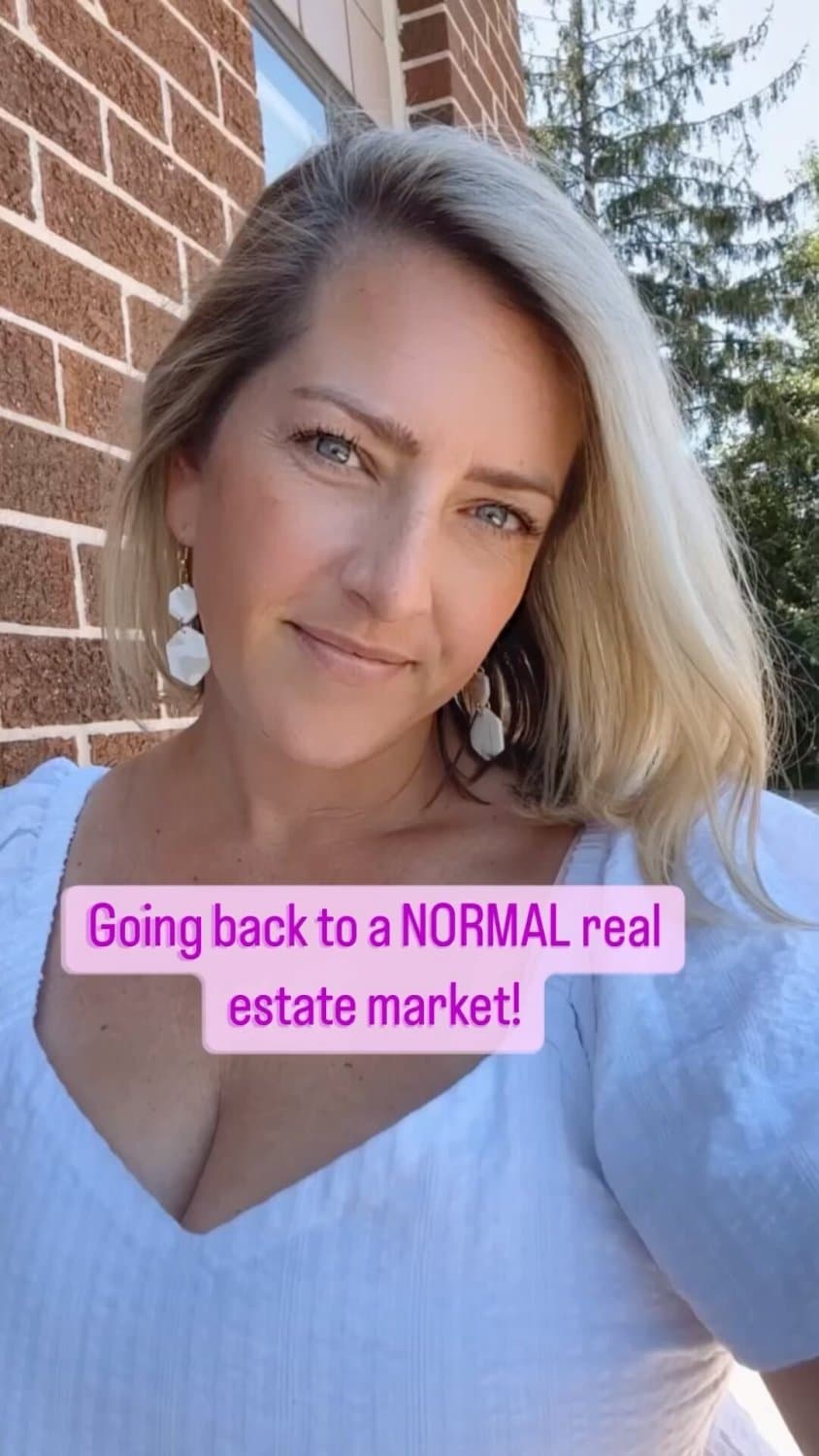 Realt0r hopes the internet forgot when she flashed & fingered herself on spring break