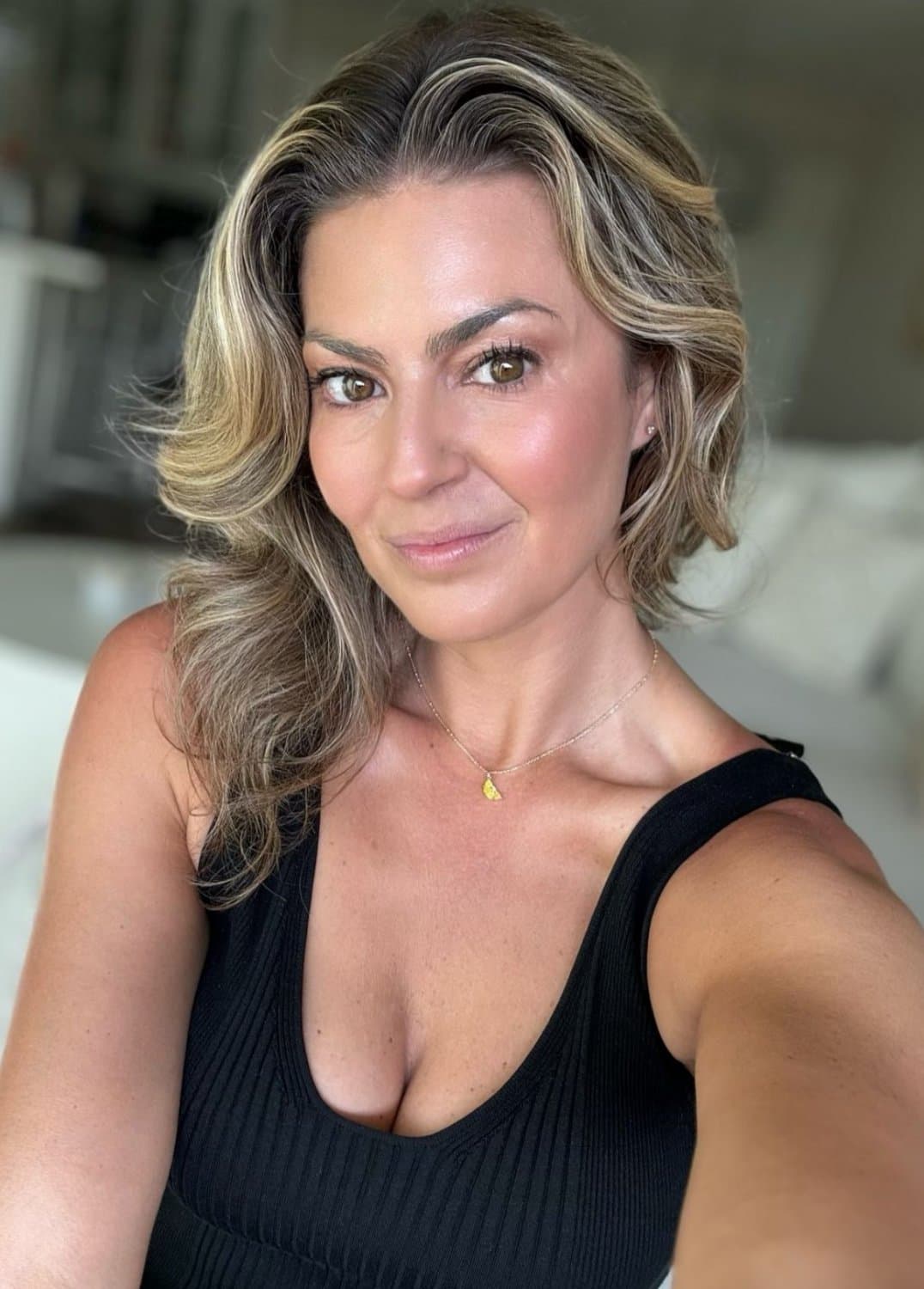 Amanda Balionis has a nice low sitting rack of tits. Even a bra can’t hold them up