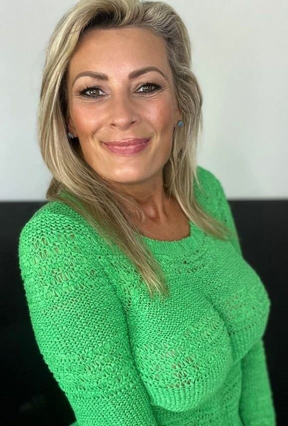 Classy mature AI beauty