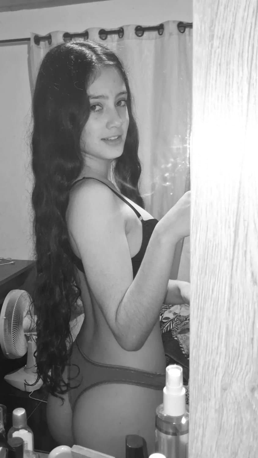 Ela se exibiu no espelho como se fosse só sua?/ comentem oque faria com ela ?