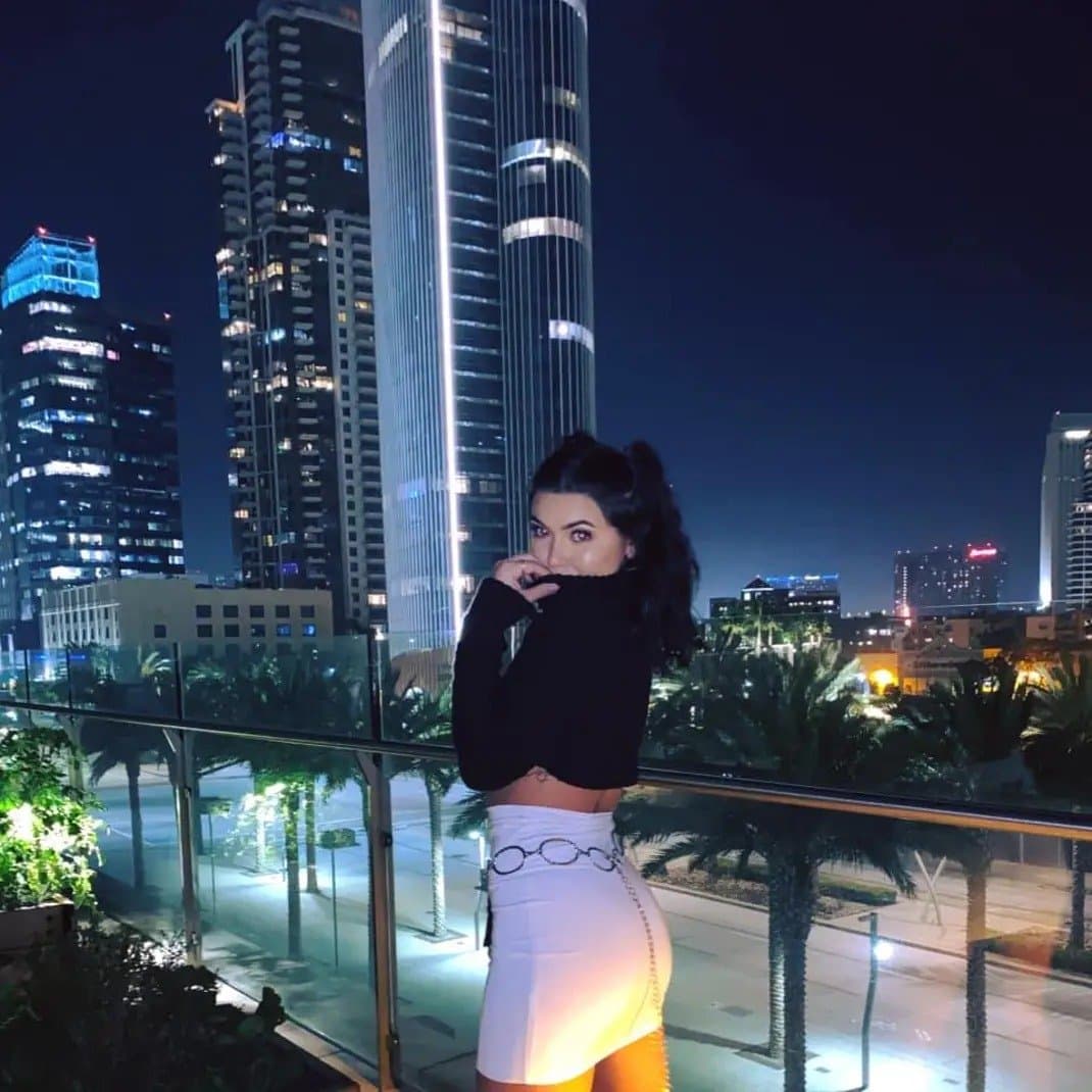 Dark haired, dark eyed sexy beauty wants you to goon