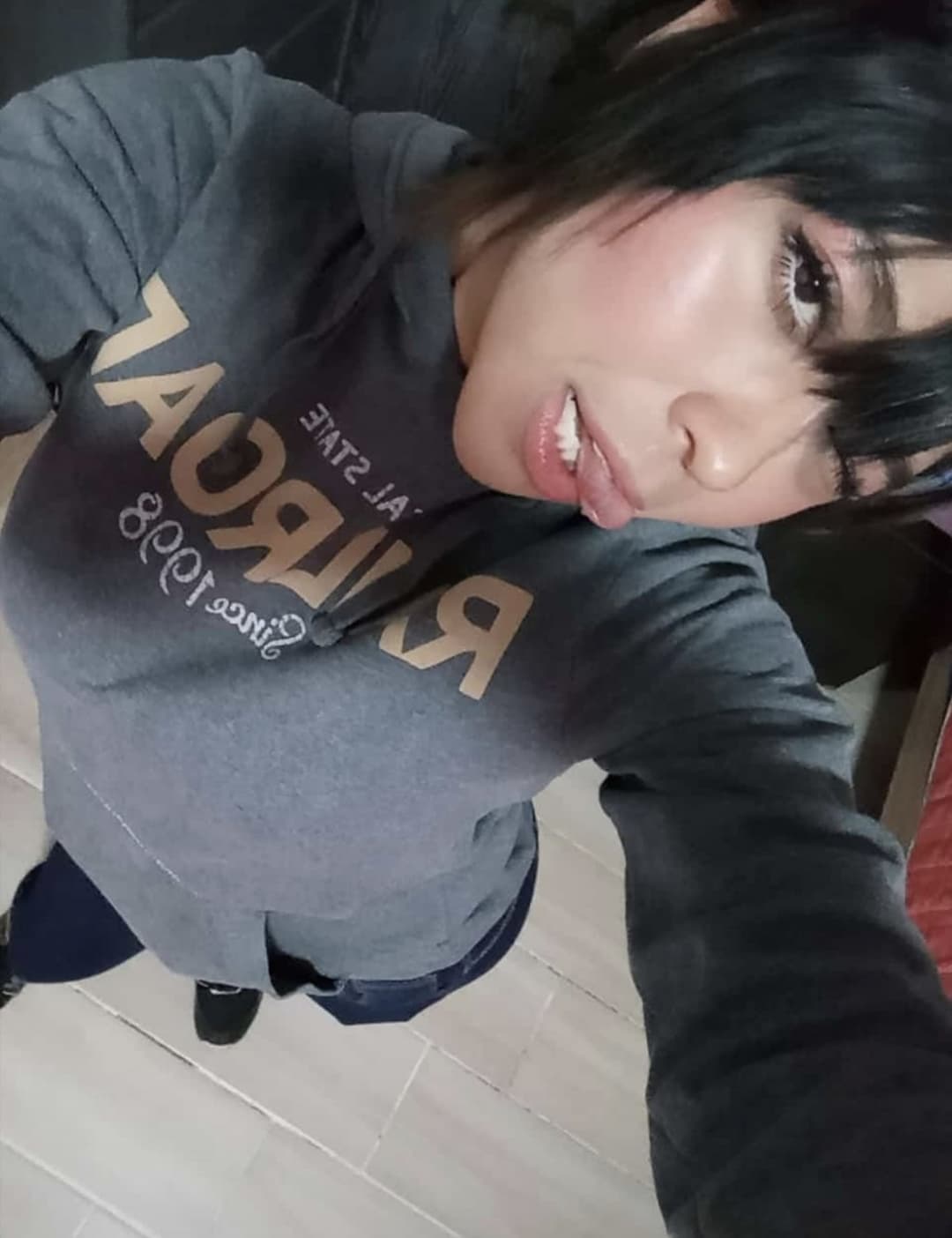 Puta mexicana muestra las tetas en lencería