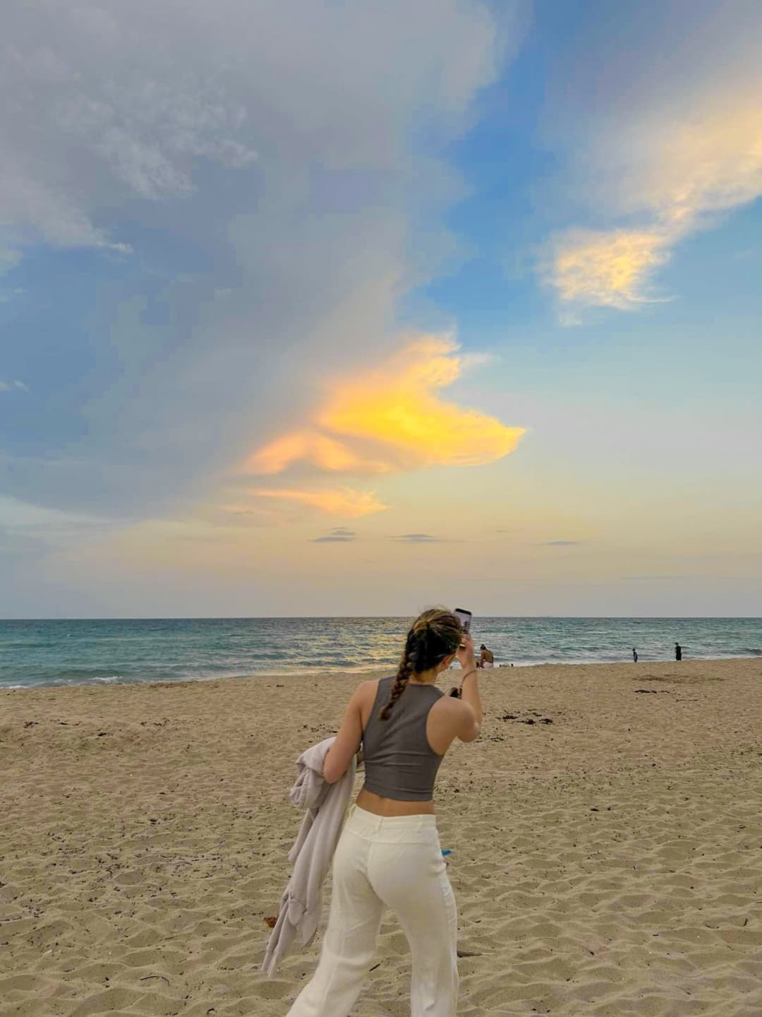 Track teen Shelli shows off her ass cheeks