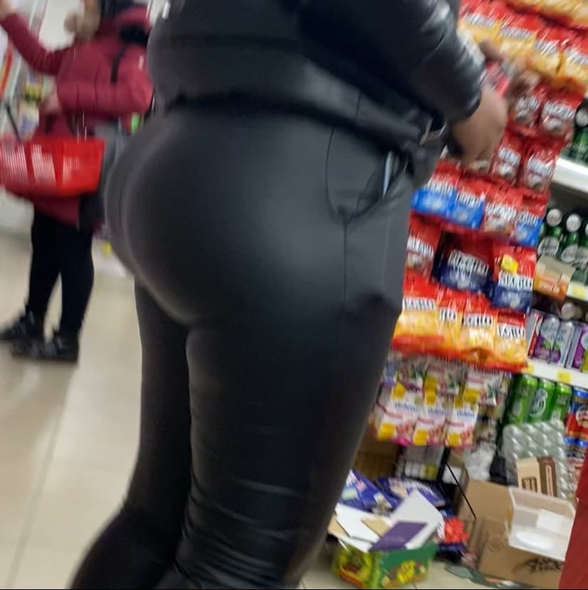 Click to view full size Bubble ass in shiny leather leggings