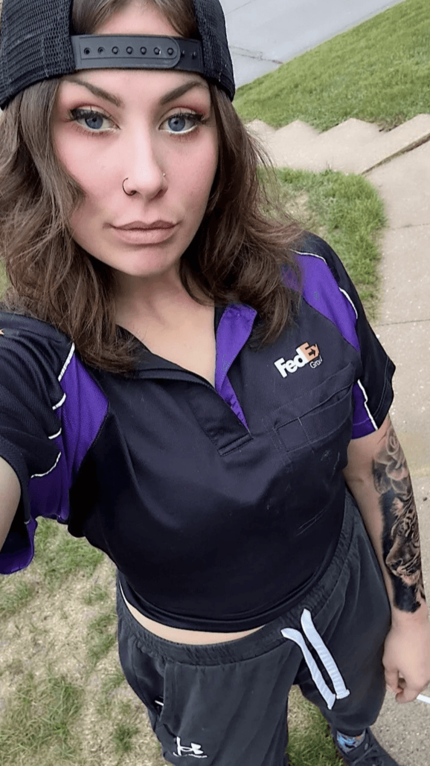 Delivery driver makes herself useful. Give her a back door delivery