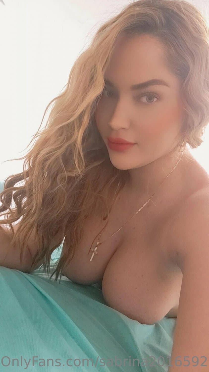 Check out this bombshell with killer curves! ?Sɐqɹᴉuɐᄅ0Ɩ9ϛ6ᄅϛ