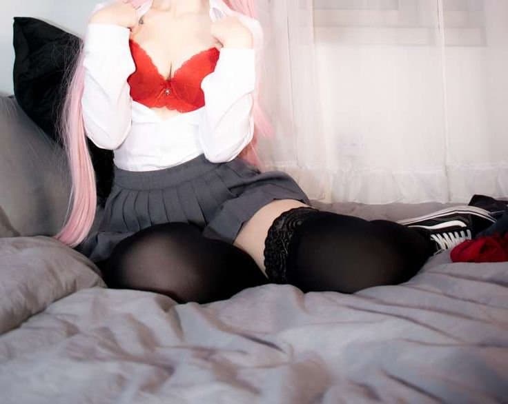 Zero Two school cosplay pics?(Anari.exe)
